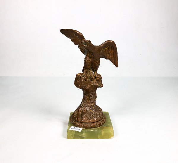 Figura de Halcón en Metal Bronceado con Base de Mármol Verde - imagen 1