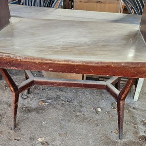 Lote: 2 escritorios y mesa cármica con detalles - imagen 3
