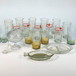 Lote anterior: Lote de 20 piezas de vidrio: Vasos Pepsi, bombonera, copetinero, jarra y rallador