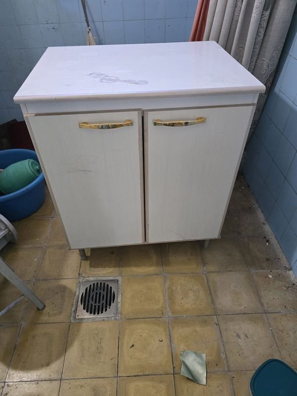Mueble Blanco MDF con Puertas y Tiradores Dorados