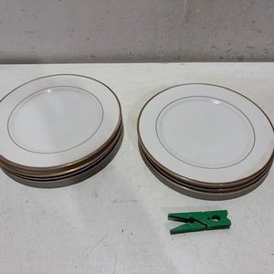 Lote siguiente: 8 Platos de Postre de Loza con Borde Dorado