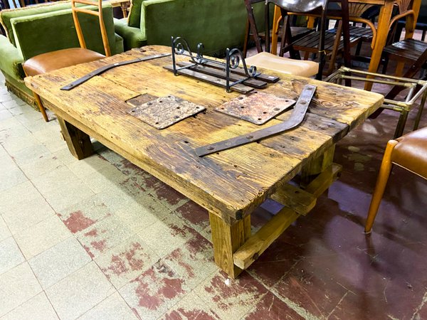 Mesa Rústica de Madera Maciza con Detalles Metálicos - imagen 1