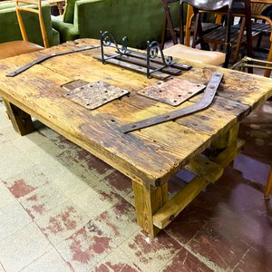 Lote anterior: Mesa Rústica de Madera Maciza con Detalles Metálicos
