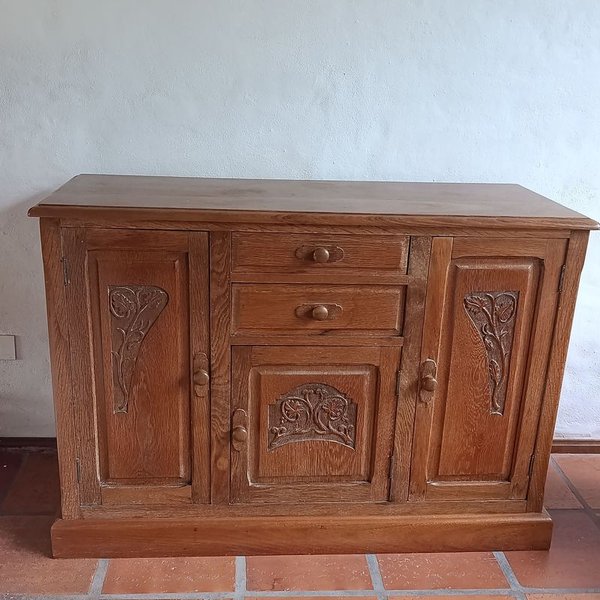 Aparador de Roble Macizo con Puertas Talladas y Cajones