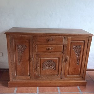 Lote anterior: Aparador de Roble Macizo con Puertas Talladas y Cajones
