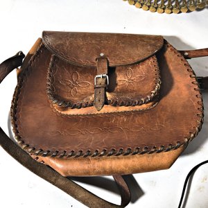 Lote de 5 piezas: Lámpara de escritorio, libro Atlas Universal, 2 relojes de pared y cartera de cuero - imagen 3