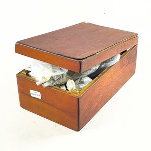 Lote de Monedas Variadas en Caja de Madera - imagen 1