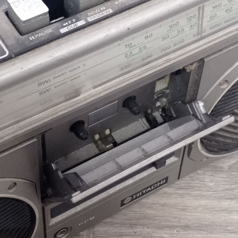 Radio grabador marca Hitachi con faltante de 2 botones del pasa cassette - imagen 5