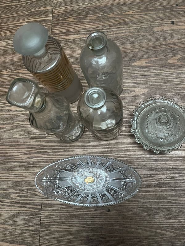 Vajilla de cristal con decanters y platos - imagen 3