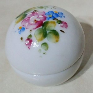 Lote anterior: Pastillero de Porcelana Blanca con Tapa Esférica y Flores Pintadas a Mano