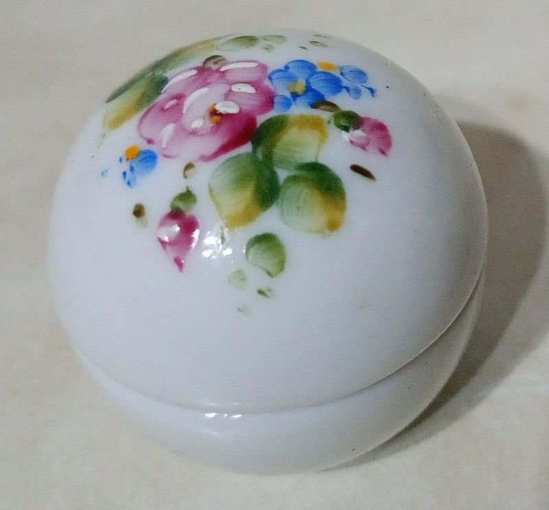 Pastillero de Porcelana Blanca con Tapa Esférica y Flores Pintadas a Mano
