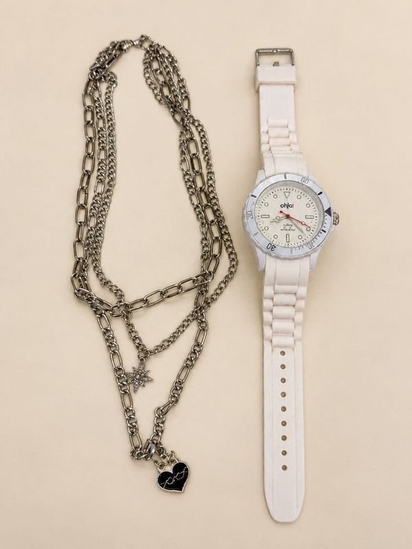 Reloj Blanco y Collar Plateado con Dije de Corazón