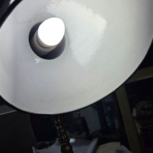 Lámpara de Mesa de Bronce con Pantalla Metálica Esmaltada - imagen 3