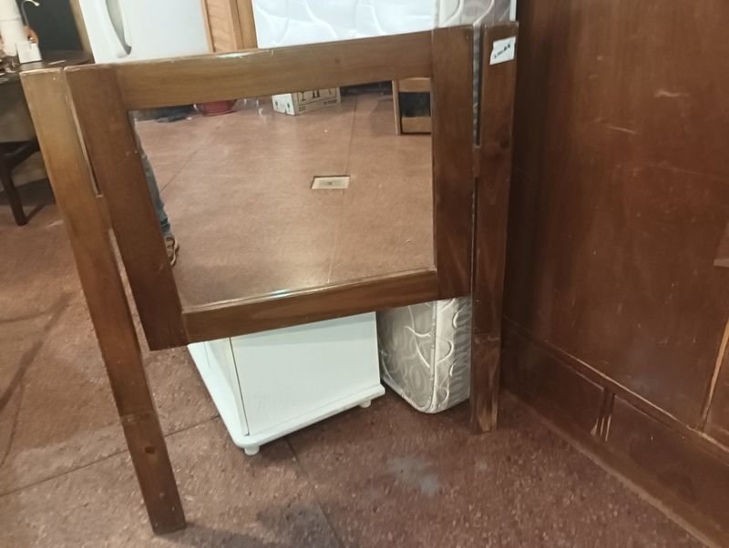 Espejo con marco de madera y patas flexibles para decorar tu hogar - imagen 3