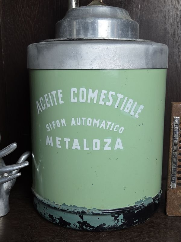 Antiguo dispensador de aceite comestible en metal con esmalte verde - imagen 2