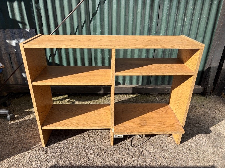 Estante de madera con divisiones