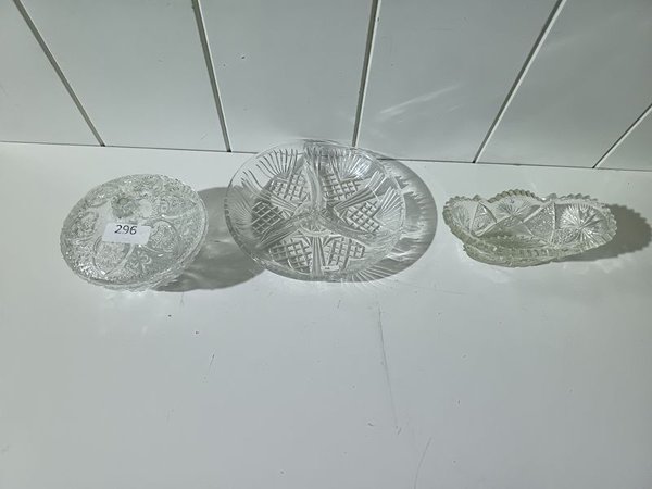Tres piezas de cristal tallado: bombonera, plato divisor y cuenco