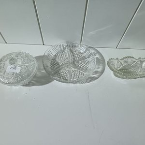 Tres piezas de cristal tallado: bombonera, plato divisor y cuenco - imagen 1