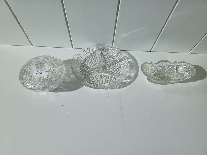 Tres piezas de cristal tallado: bombonera, plato divisor y cuenco