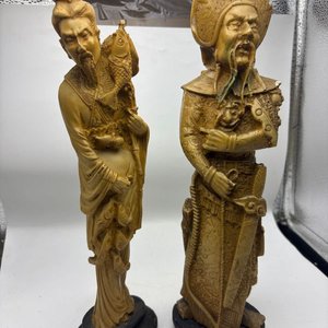 Lote siguiente: Pareja de Esculturas Orientales en Marfilina con Peces y Base Circular