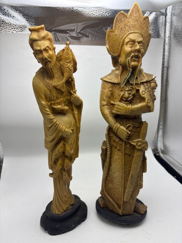 Pareja de Esculturas Orientales en Marfilina con Peces y Base Circular