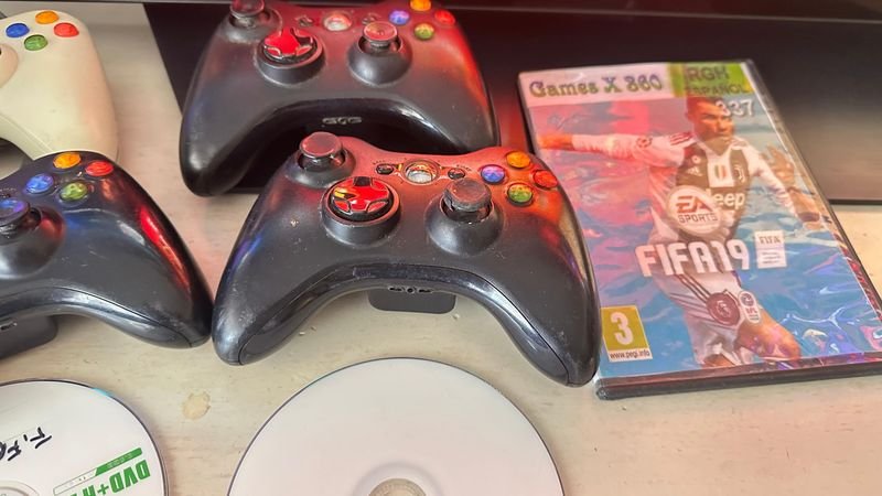 Consola de Xbox 360 con juegos y controladores - imagen 2