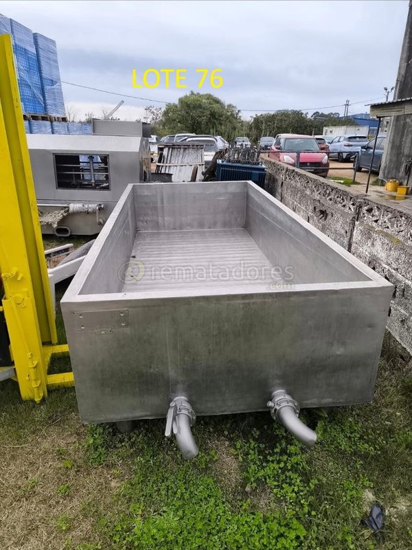 Tanque o Contenedor Metálico Industrial con Grifos
