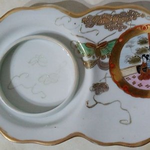 Plato de Merienda Vintage de Porcelana Japonesa con Diseño Pintado a Mano y Detalles Dorados - imagen 4