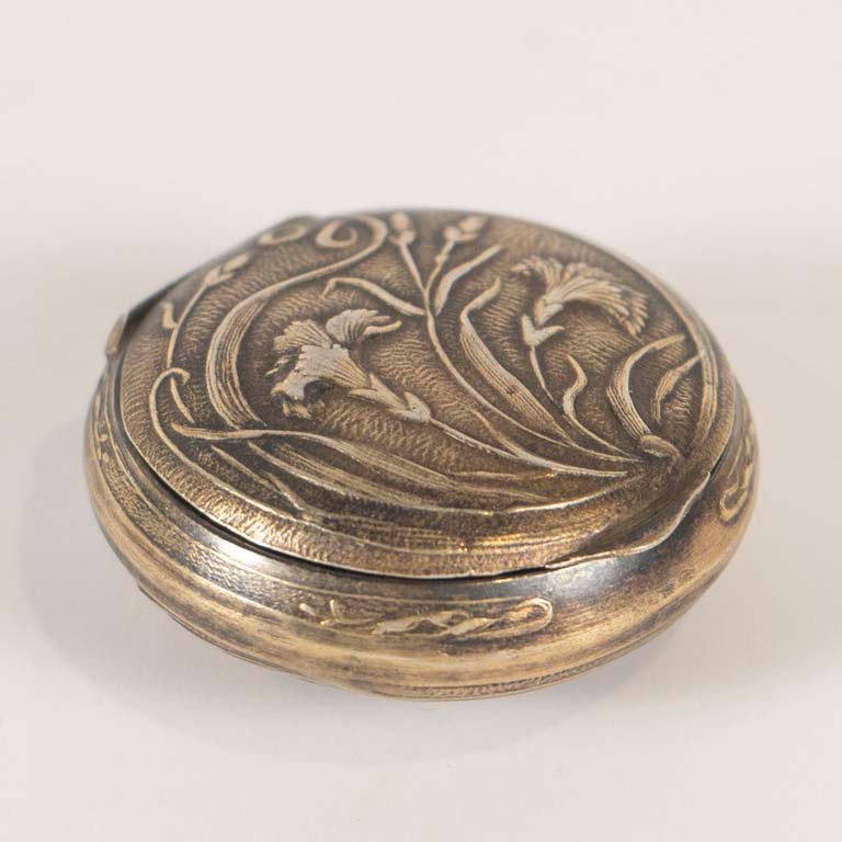 Lote siguiente: Pastillero plata art nouveau con diseño de aves