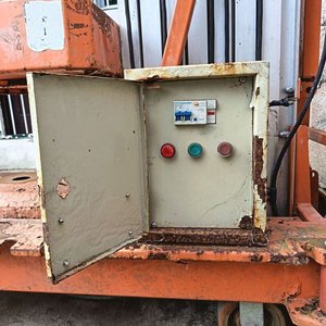 Elevador vertical de personal (Unipersonal) Eléctrico: Plataforma elevadora con canasto de seguridad y panel de control superior. Estructura compacta sobre ruedas, ideal para espacios reducidos en interiores o suelos nivelados - Sin Probar - imagen 9