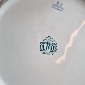 L 270 - 12 Piezas - Importante set de 12 platos hondos de la reconocida firma uruguaya Porcelana Olmos, con bordes festoneados y delicado decorado floral en tonos lilas y verdes, ideal para complementar su mesa - imagen 4