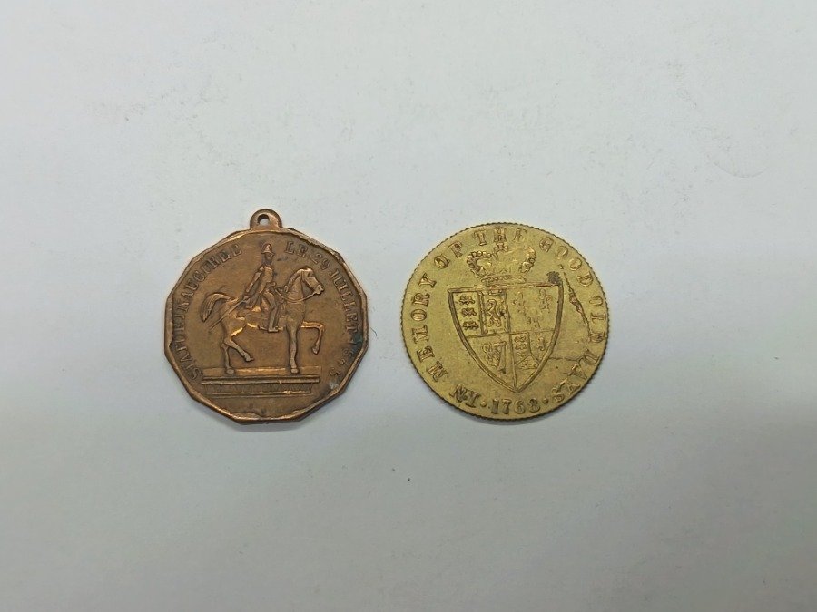 Par de Medallas: Simil Moneda Jorge III y Duque de Orleans