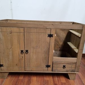 Lote siguiente: Robusto Bajo Mesada Rústico de Madera con Puertas y Cajón
