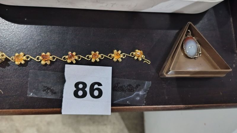 Lote siguiente: Pulsera y Dije de Oro con Detalles Florales