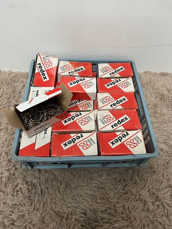 Cajón con 25 Cajas de Tornillos para Madera Redex
