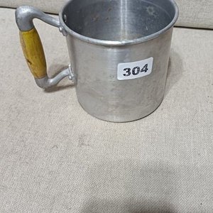 Lote siguiente: Jarro de Aluminio con Asa de Madera