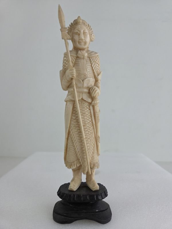 Lote anterior: Escultura oriental en marfil sobre base de madera