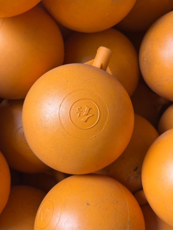 Bolsas de plástico con bolas y naranjas en una caja - imagen 4