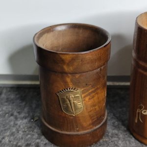 Jarra y Dos Vasos de Madera Artesanales - imagen 3