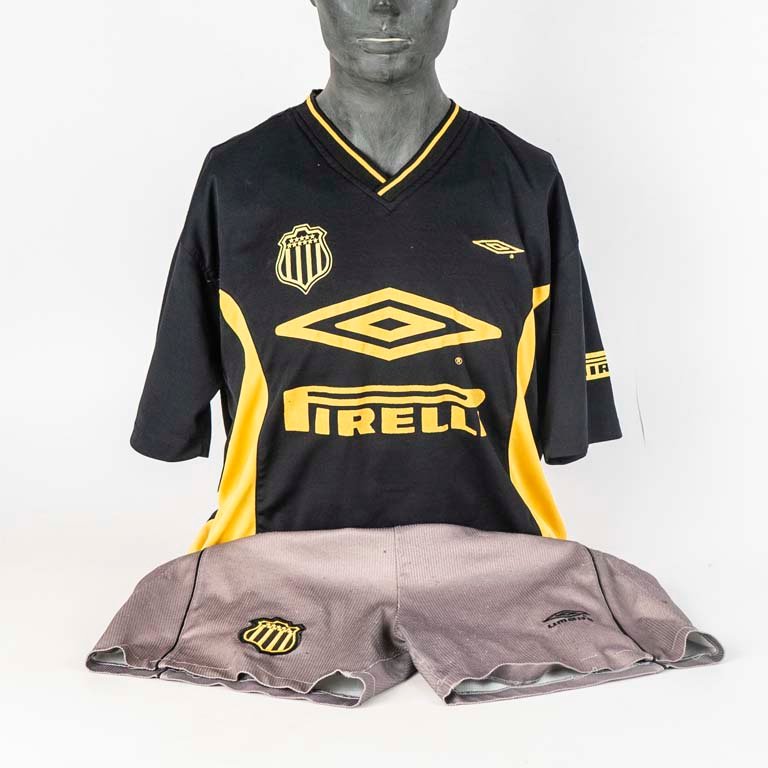 Lote anterior: Camiseta y short de arquero de Peñarol marca UMBRO