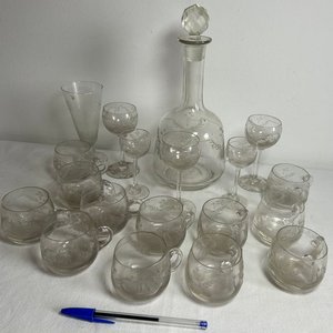 Juego de Cristalería Antigua: Botellón y Copas con Grabados Florales - imagen 3