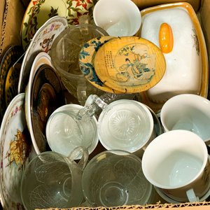 Lote de Vajilla y Objetos Decorativos: Fuentes, Tazas, Platos y Caracolas - imagen 3