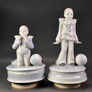 Lote siguiente: Dos Figuras de Porcelana Estilo Mimo Musicales Giratorias