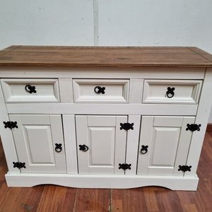 Lote siguiente: Aparador Blanco Mate con Tapa Madera Natural y Herrajes de Hierro Forjado