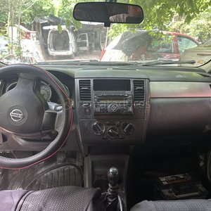 Nissan Tiida Hatchback Plata - imagen 6