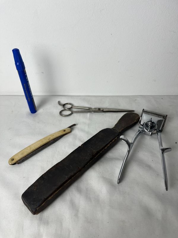 Lote siguiente: Kit de barbería vintage con herramientas de corte y cuidado