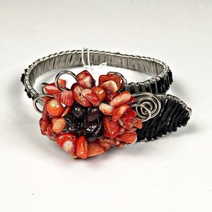 Pulsera de Metal con Detalle de Coral y Piedras Negras - imagen 1