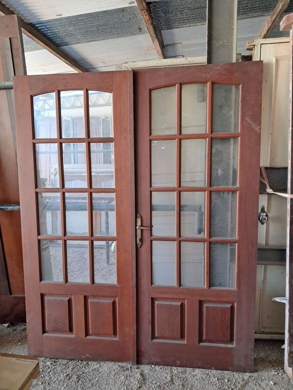 Puertas y ventanas antiguas de madera en remate: ¡Descubre las joyas!