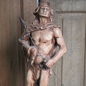 Escultura de indio con lanza, cerámica, Carlos Acosta - imagen 3