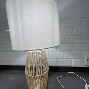 Lote siguiente: Lámpara de Mesa con Pantalla de Fibra Natural